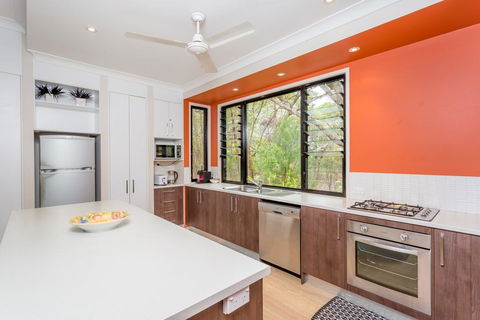 8 Ibis Court - Rainbow Shores, Swimming Pool, Walk To Beach, Executive Beach House - Maitland Accommodation 3