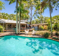 8 Satinwood Drive - Rainbow Shores Architecturally Designed Pool Walk to Beach - Maitland Accommodation
