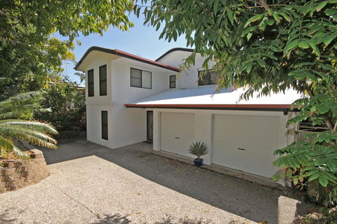 8 Springfield Avenue - Pet Friendly, Linen Included - Maitland Accommodation 0