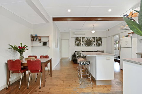 A SWEET ESCAPE - Byron Surf Cottage - Walk To Byron - Maitland Accommodation 3
