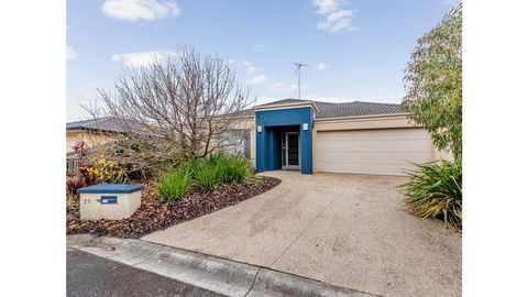 A TOUCH OF CLASS - PET FRIENDLY (OUTSIDE ONLY) - Maitland Accommodation 0