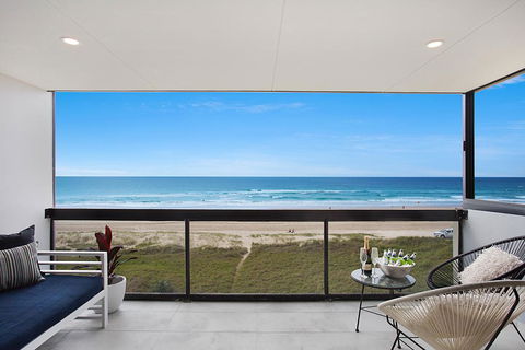 Absolute Beach Front Renovated 3 Bdrm 2 Bath App - Maitland Accommodation 3