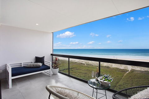 Absolute Beach Front Renovated 3 Bdrm 2 Bath App - Maitland Accommodation 2