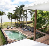 ABSOLUTE BEACHFRONT BLISS  NEWELL BEACH - Maitland Accommodation