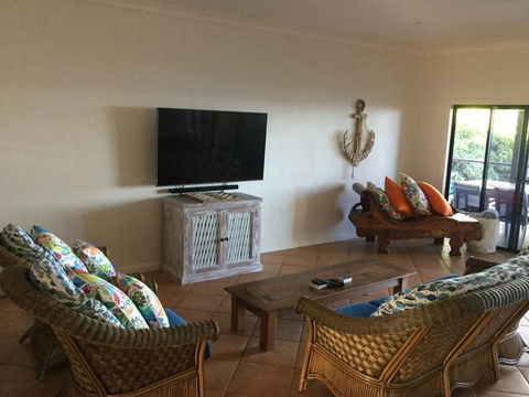 ABSOLUTE BEACHFRONT BLISS @ NEWELL BEACH - Maitland Accommodation 3