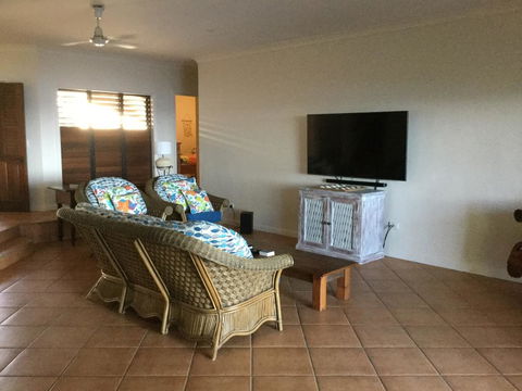 ABSOLUTE BEACHFRONT BLISS @ NEWELL BEACH - Maitland Accommodation 2