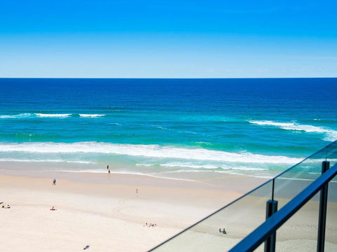 Absolute Beachfront In The Heart Of Surfers Paradi - Maitland Accommodation 1