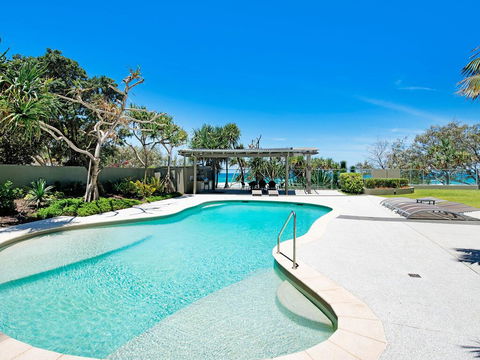 Absolute Beachfront In The Heart Of Surfers Paradi - Maitland Accommodation 2