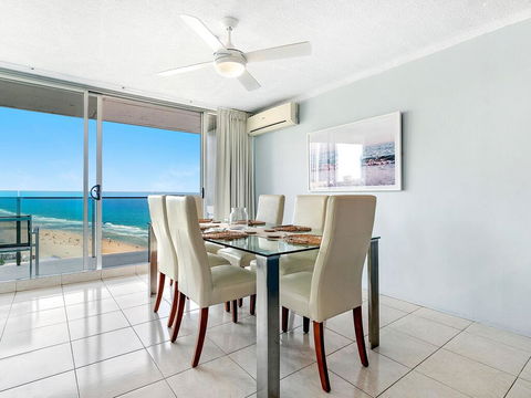 Absolute Beachfront In The Heart Of Surfers Paradi - Maitland Accommodation 3