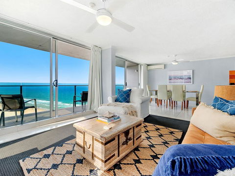 Absolute Beachfront In The Heart Of Surfers Paradi - Maitland Accommodation 0