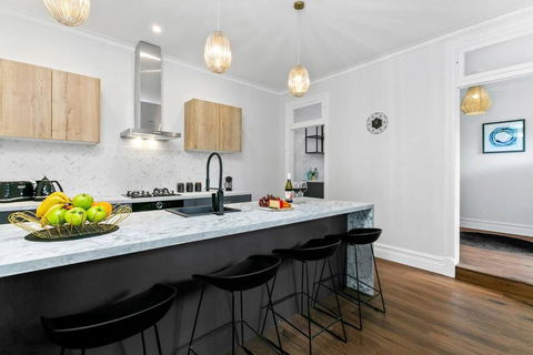 EDW19 - Stylish 2-Bed, 2-Bath Townhose In Drummoyne - Maitland Accommodation 0