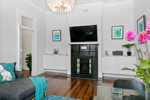 EDW19 - Stylish 2-Bed, 2-Bath Townhose In Drummoyne - Maitland Accommodation 2