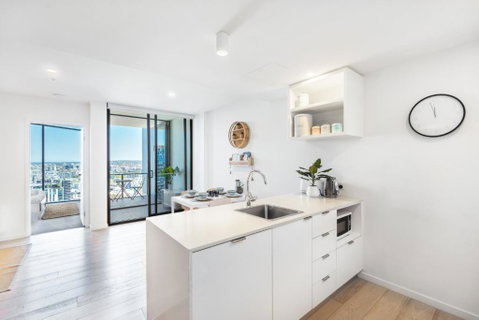 Elegant And Cozy Top Floor 1BD Apartment At South Bank - Maitland Accommodation 3