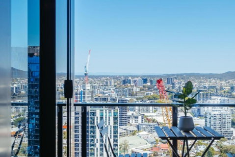 Elegant And Cozy Top Floor 1BD Apartment At South Bank - Maitland Accommodation 2