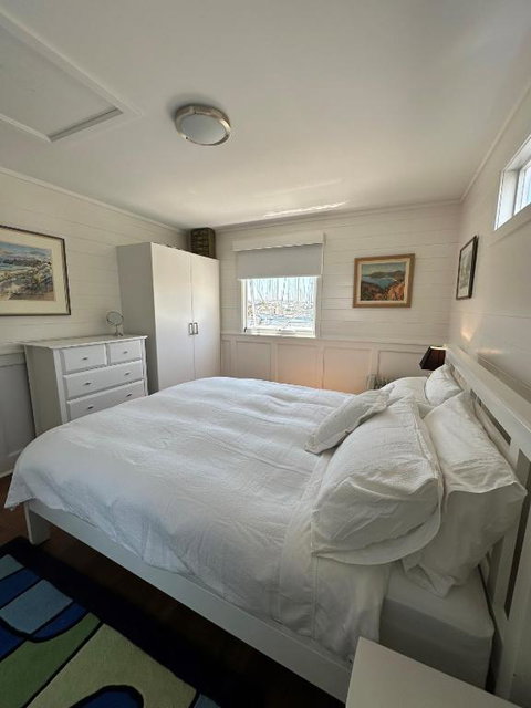 Elegant And Scenic Floating Boat House - Maitland Accommodation 3