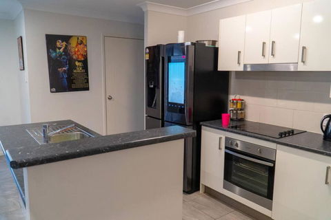 Family Home With Free Parking Close To Everything - Maitland Accommodation 3