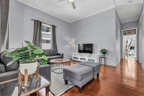 Gabba Central House 3BR2Bath Pets - Maitland Accommodation 2