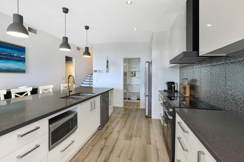 GEORGE8- THE ULTIMATE, FAMILY BEACH HOUSE! - Maitland Accommodation 4