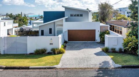 GEORGE8- THE ULTIMATE, FAMILY BEACH HOUSE! - Maitland Accommodation 0