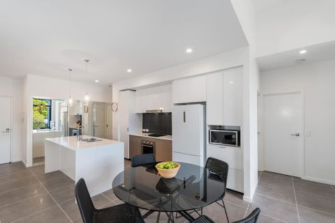 H6B - Round About Bulimba - Maitland Accommodation 0
