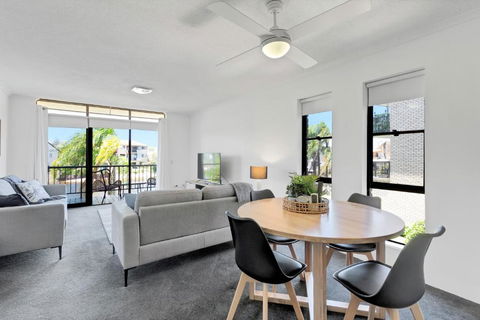 HACIENDA- CANAL VIEWS AND COMFORT - Maitland Accommodation 1