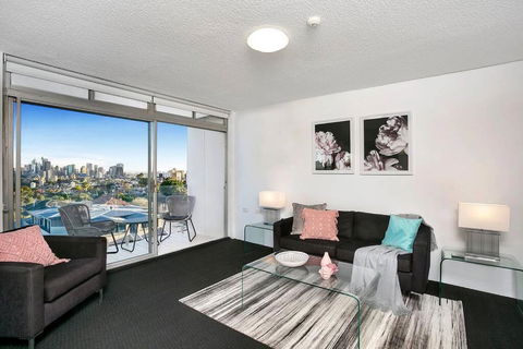 HARIS - Modern 2BR Apartment With Views - Maitland Accommodation 0