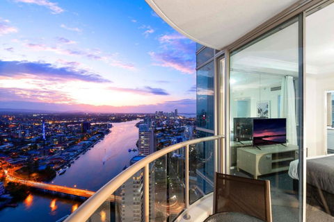 HIGH FLOOR GUARANTEE - 3 Bedroom Plus Study Apartments At Chevron Renaissance - Self Contained & Privately Managed - Wow Stay - Maitland Accommodation 0