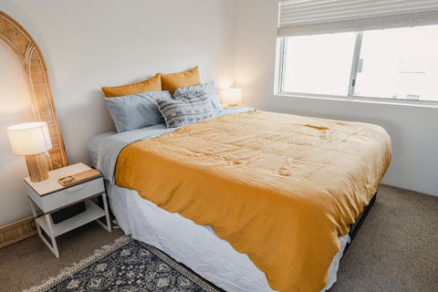 HEART OF BURLEIGH Holiday Villa - Perfect Location With Pools - Maitland Accommodation 3