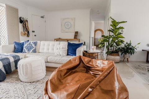 HEART OF BURLEIGH Holiday Villa - Perfect Location With Pools - Maitland Accommodation 2