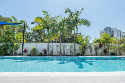 HEART OF BURLEIGH Holiday Villa - Perfect Location With Pools - Maitland Accommodation 0