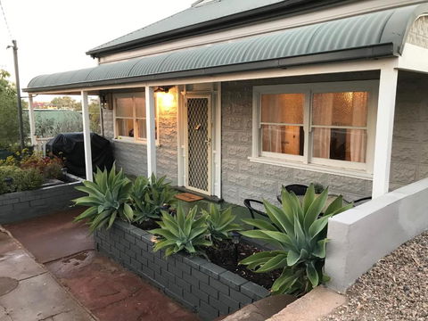 HILLSIDE HAVEN CHARMING C1920 COTTAGE Pet Friendly Sleeps 1 - 6 - Maitland Accommodation 2