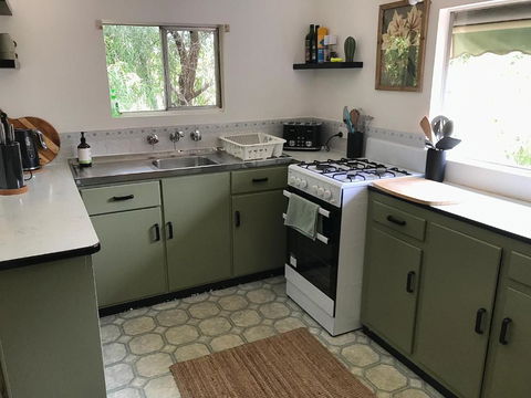 HILLSIDE HAVEN CHARMING C1920 COTTAGE Pet Friendly Sleeps 1 - 6 - Maitland Accommodation 3