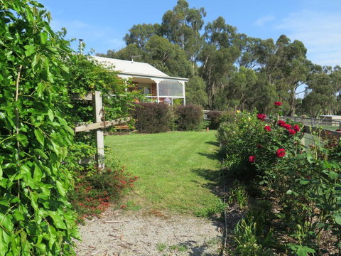 Honeyeater Cottage - Maitland Accommodation 3