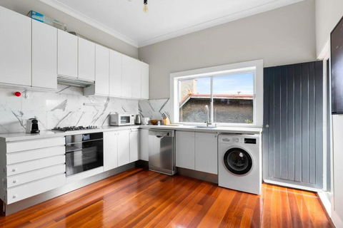 Huge Harbour View Apartment In Historic Home - Maitland Accommodation 3