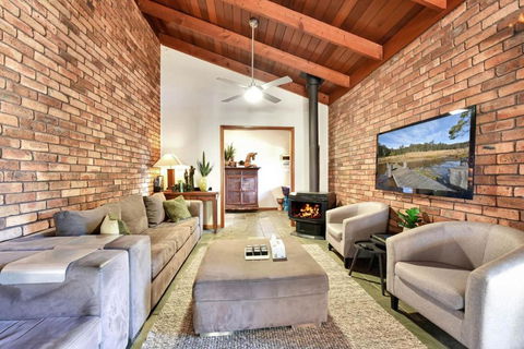 Hunter Valley Kangaroo Retreat With 60 Kangaroos - Maitland Accommodation 2