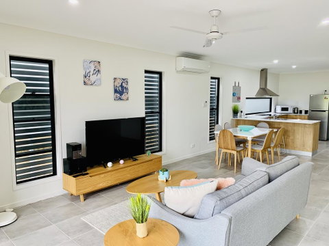 AIRLIE BEACH Delight. Hop, Skip Jump To Everything - Maitland Accommodation 0