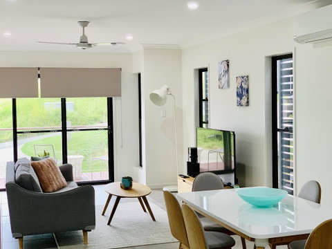 AIRLIE BEACH Delight. Hop, Skip Jump To Everything - Maitland Accommodation 3