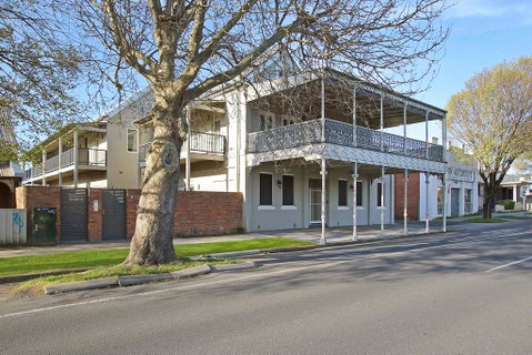 Albury Suites - Waterstreet - Maitland Accommodation 1