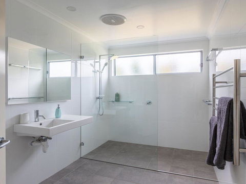 Aloha - Direct Beach Access From Property - Maitland Accommodation 3