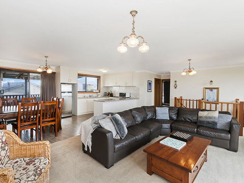 AMBIENCE BY THE SEA - Maitland Accommodation 0