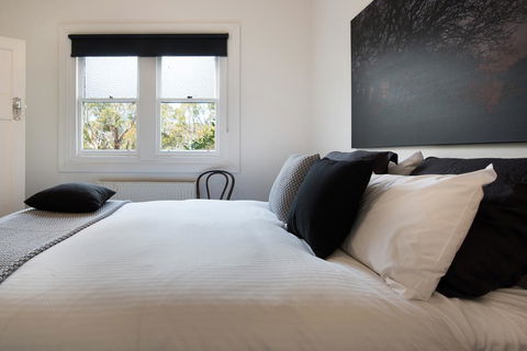 Annecy House - Maitland Accommodation 3