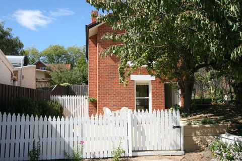 Annies Garden Cottage - Maitland Accommodation 0