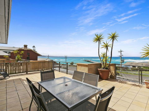 APARTMENT 12 PACIFIC APARTMENTS- Across From The Pier - Maitland Accommodation 0