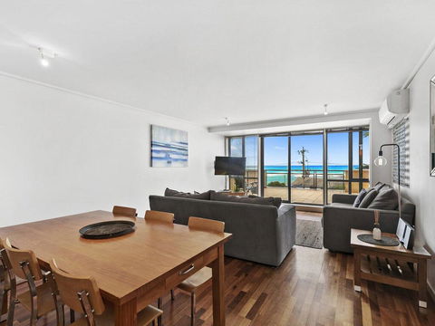 APARTMENT 12 PACIFIC APARTMENTS- Across From The Pier - Maitland Accommodation 1