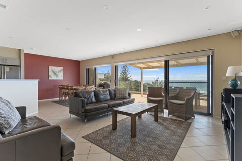 Aqua Shores Penthouse - Maitland Accommodation 1