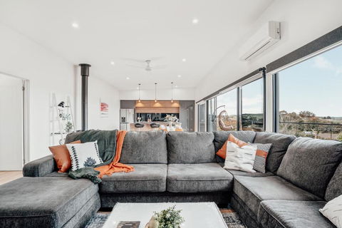 Luxurious Hobart Holiday Home With Stunning Bay Views - Affordable, Family-Friendly, And Stylish - Maitland Accommodation 0