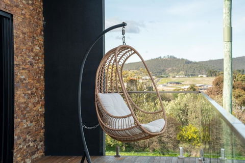 Luxurious Hobart Holiday Home With Stunning Bay Views - Affordable, Family-Friendly, And Stylish - Maitland Accommodation 1