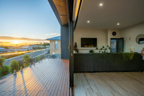 Luxurious Hobart Holiday Home With Stunning Bay Views - Affordable, Family-Friendly, And Stylish - Maitland Accommodation 3