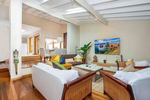Luxury Retreat Home - 4bed House W/Parking - Mins From CBD - Maitland Accommodation 0