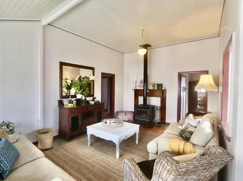 MAGNOLIA HOUSE ON THE CREEK - STANTHORPE - Maitland Accommodation 1